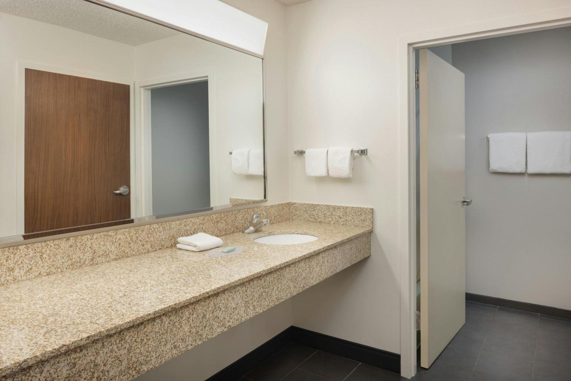 Courtyard By Marriott Springfield Airport Hotel Luaran gambar